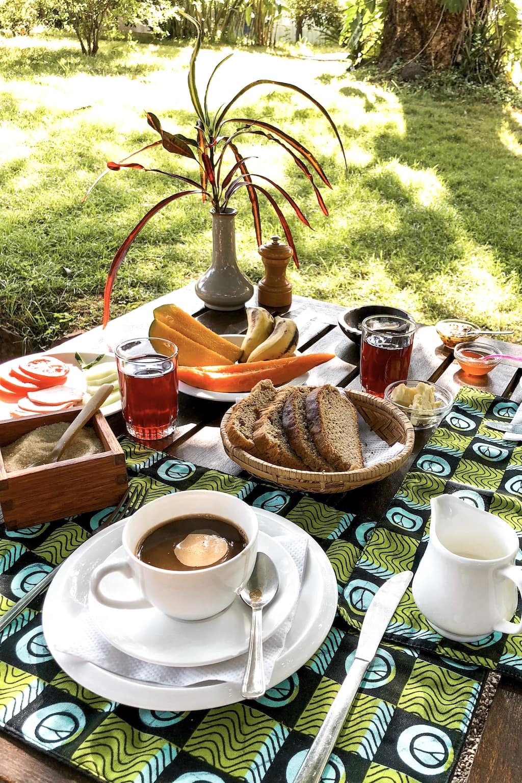 Kaliwa Lodge: Breakfast on the Patio